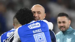 Leonardo Jardim sendo abraçado por Gabigol - Foto: Pedro Vilela/Getty Images