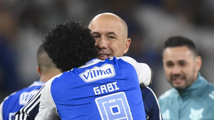 Leonardo Jardim sendo abraçado por Gabigol - Foto: Pedro Vilela/Getty Images