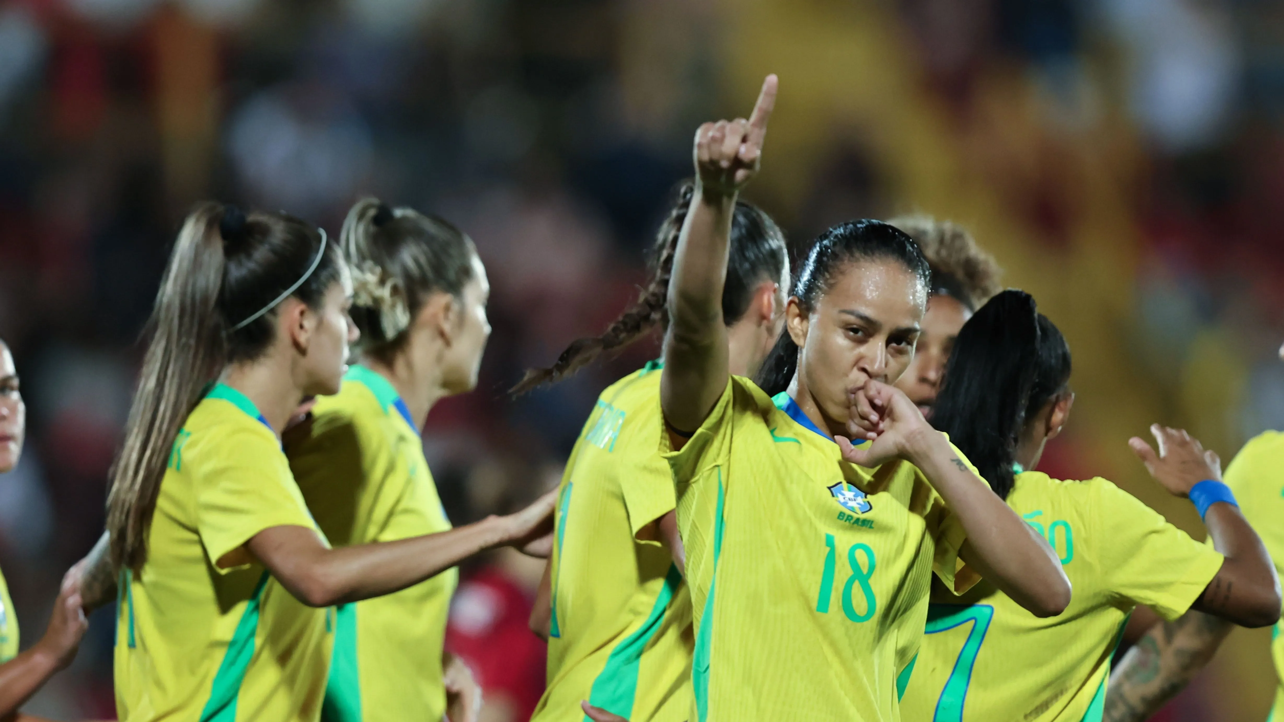 Adriana celebra gol pela Seleção Feminina sobre a Costa Rica