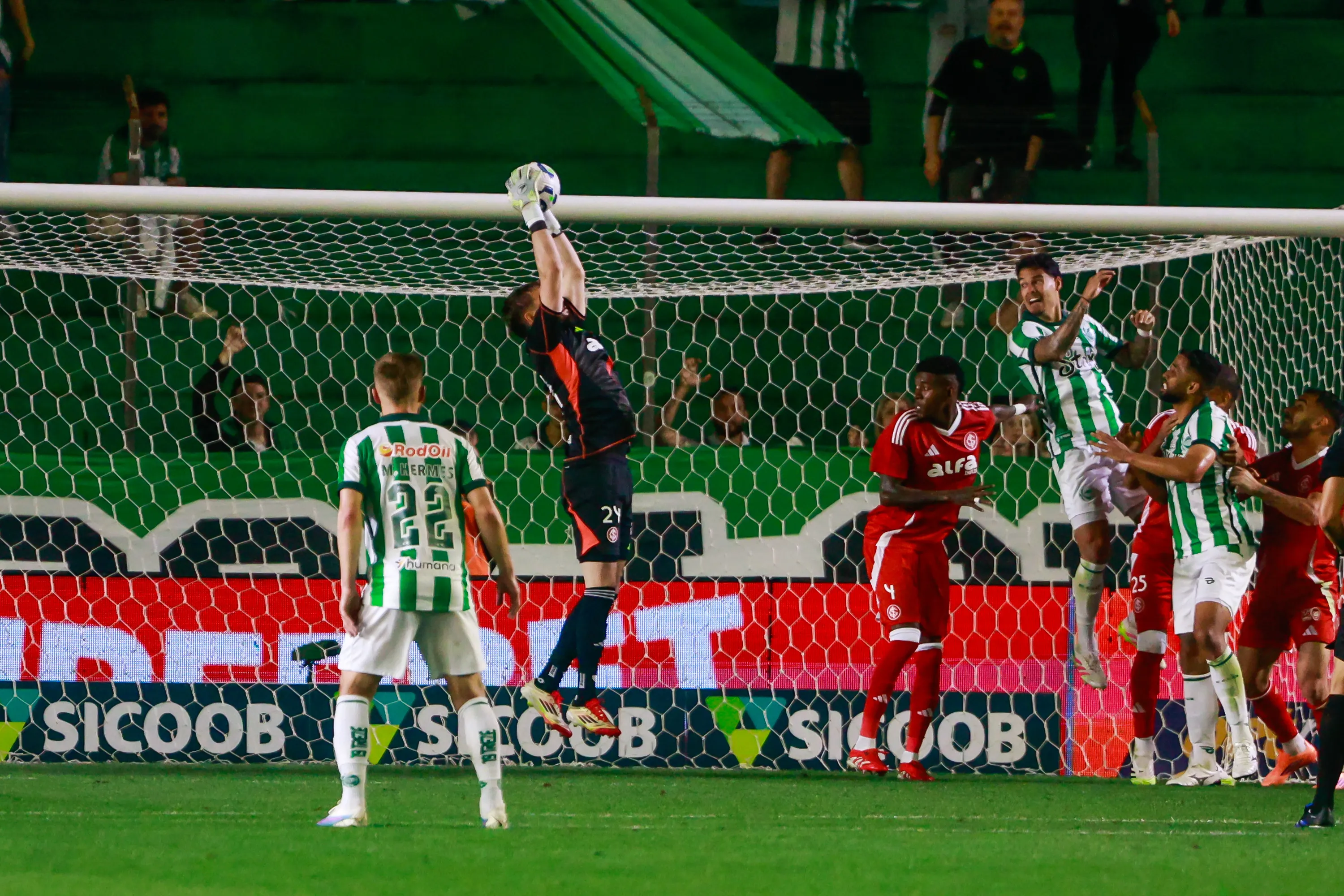 Anthoni jogador do Internacional durante partida contra o Juventude no estadio Alfredo Jaconi pelo campeonato Brasileiro A 2025. Foto: Luiz Erbes/AGIF
