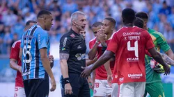 Jogadores do Gremio e do Internacional discutem com Anderson Daronco durante partida no estadio Arena do Gremio pelo campeonato Gaucho 2026. Foto: Maxi Franzoi/AGIF