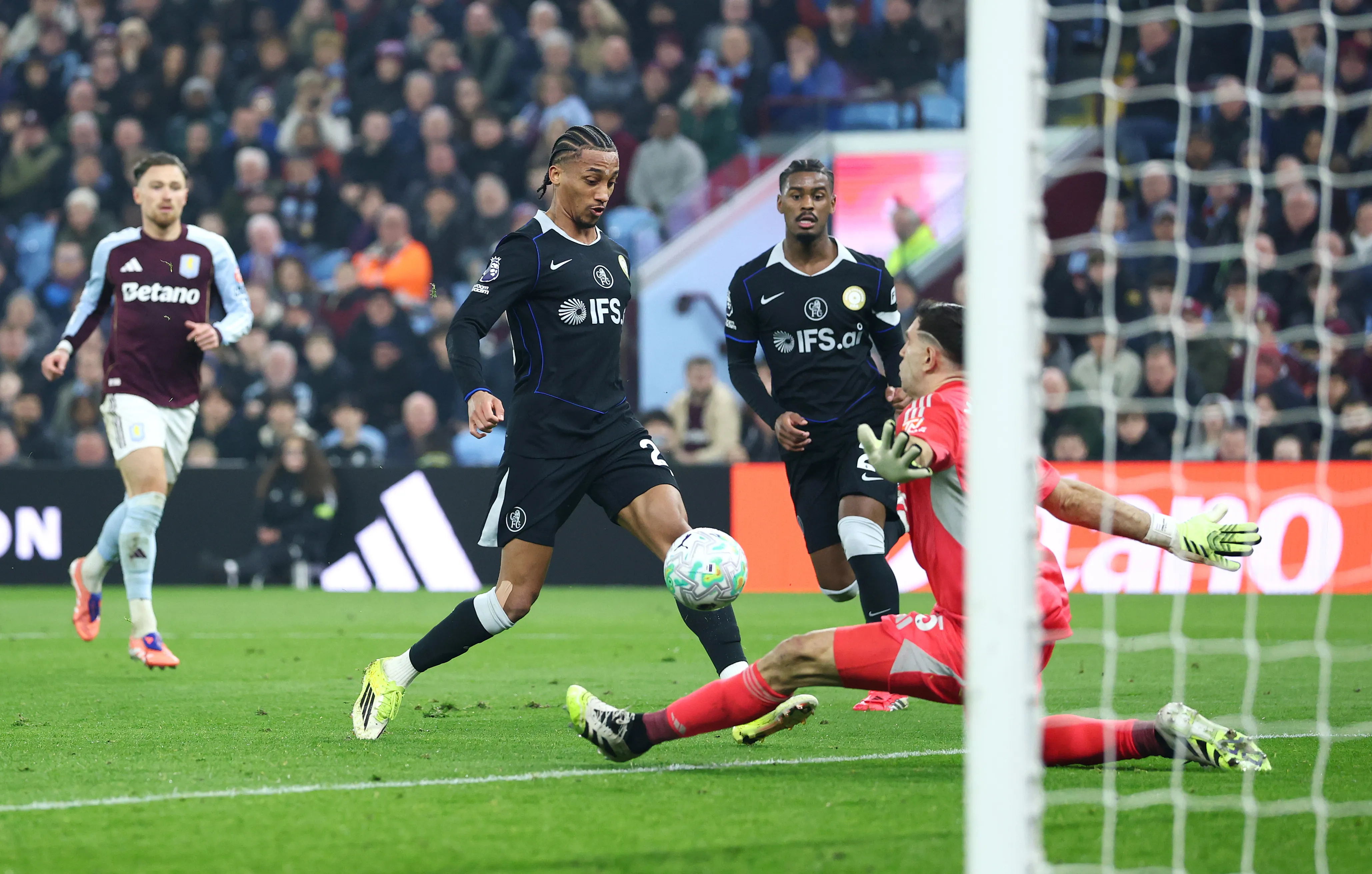 João Pedro, do Chelsea, marca o segundo gol de sua equipe durante a partida da Premier League entre Aston Villa e Chelsea. (Photo by Dan Istitene/Getty Images)