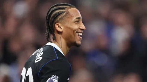 João Pedro, do Chelsea, comemora seu hat-trick e quarto gol de sua equipe. (Photo by Alex Pantling/Getty Images)