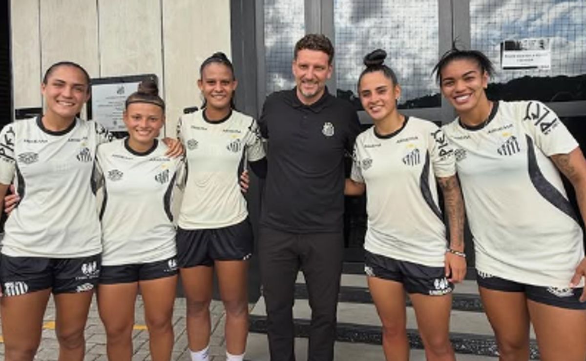 Elano, ídolo e novo gerente de base do Santos, acompanha treino do time feminino