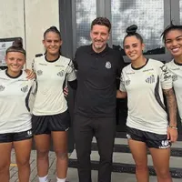 Elano prestigia sessão de treino do time feminino do Santos