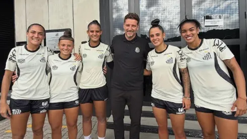 Elano e parte do elenco das Sereias da Vila – Foto: Instagram/@sereiasdavilaoficial
