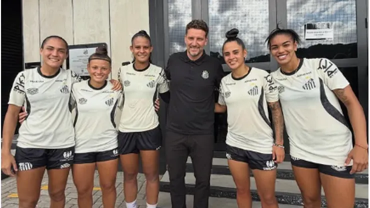 Elano e parte do elenco das Sereias da Vila - Foto: Instagram/@sereiasdavilaoficial