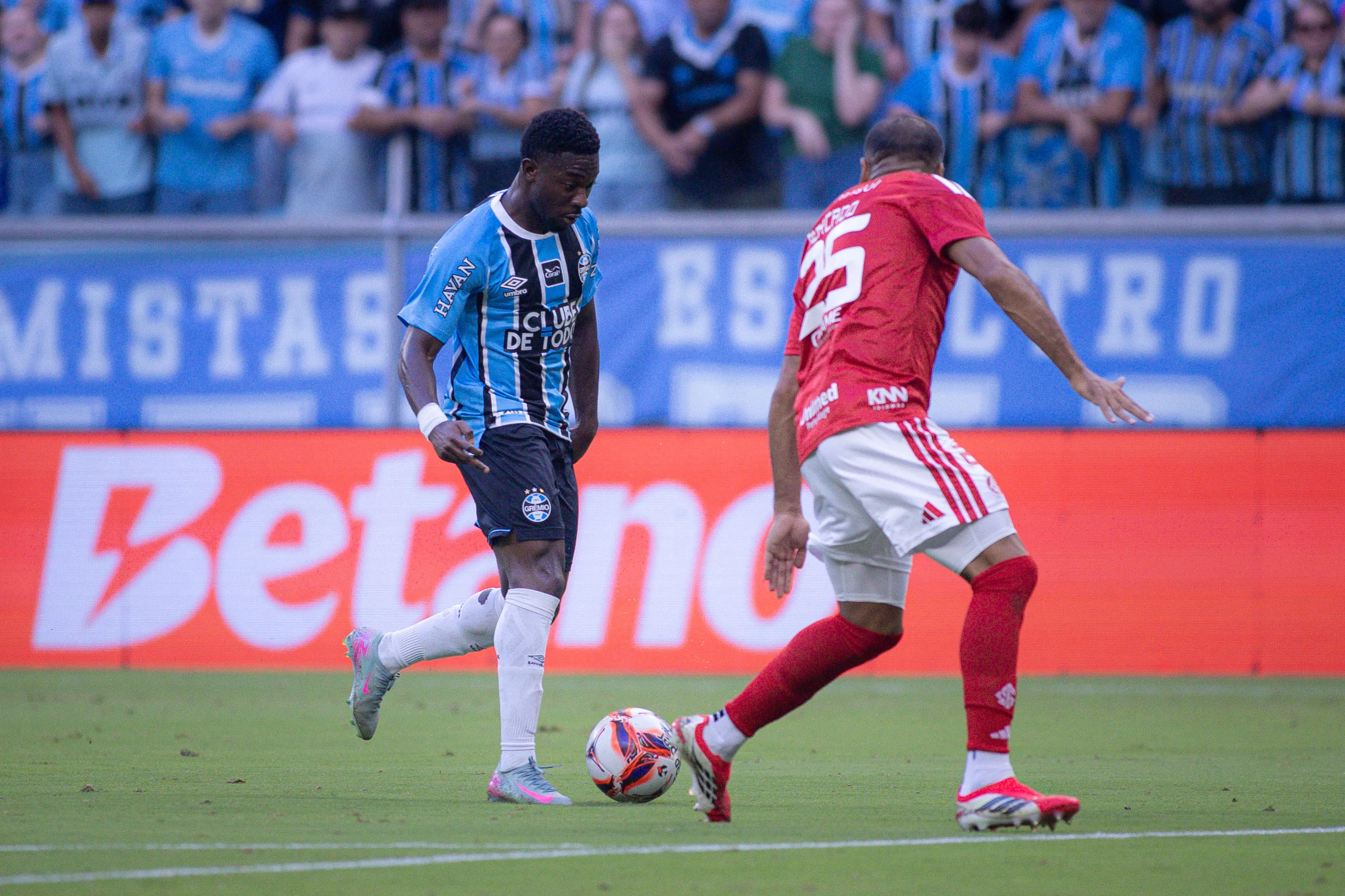 Francis Amuzu jogador do Gremio durante partida contra o Internacional no estadio Arena do Gremio pelo campeonato Gaucho 2026. Foto: Maxi Franzoi/AGIF