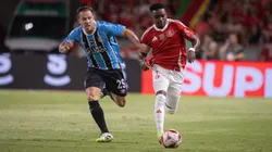 Johan Carbonero jogador do Internacional disputa lance com Arthur jogador do Grêmio. Foto: Maxi Franzoi/AGIF