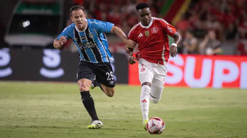 Johan Carbonero jogador do Internacional disputa lance com Arthur jogador do Grêmio. Foto: Maxi Franzoi/AGIF