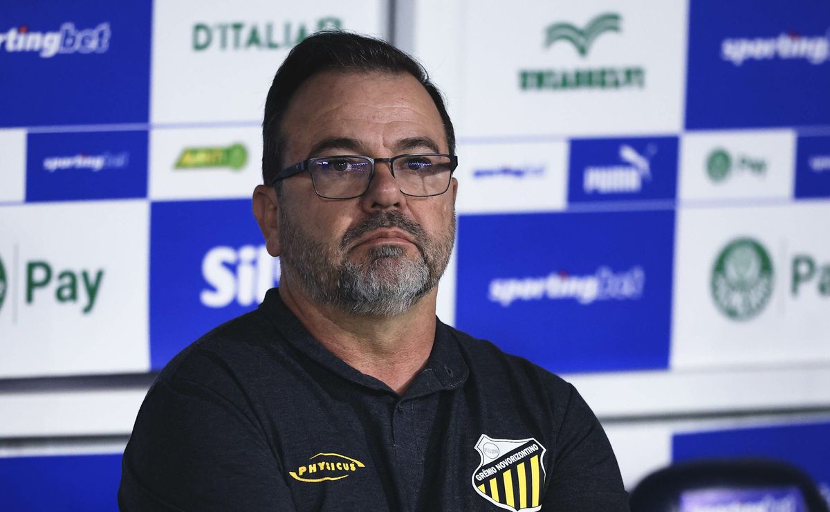 Enderson Moreira, técnico do Novorizontino, reclama de arbitragem em derrota contra o Palmeiras: “não está fazendo favor”