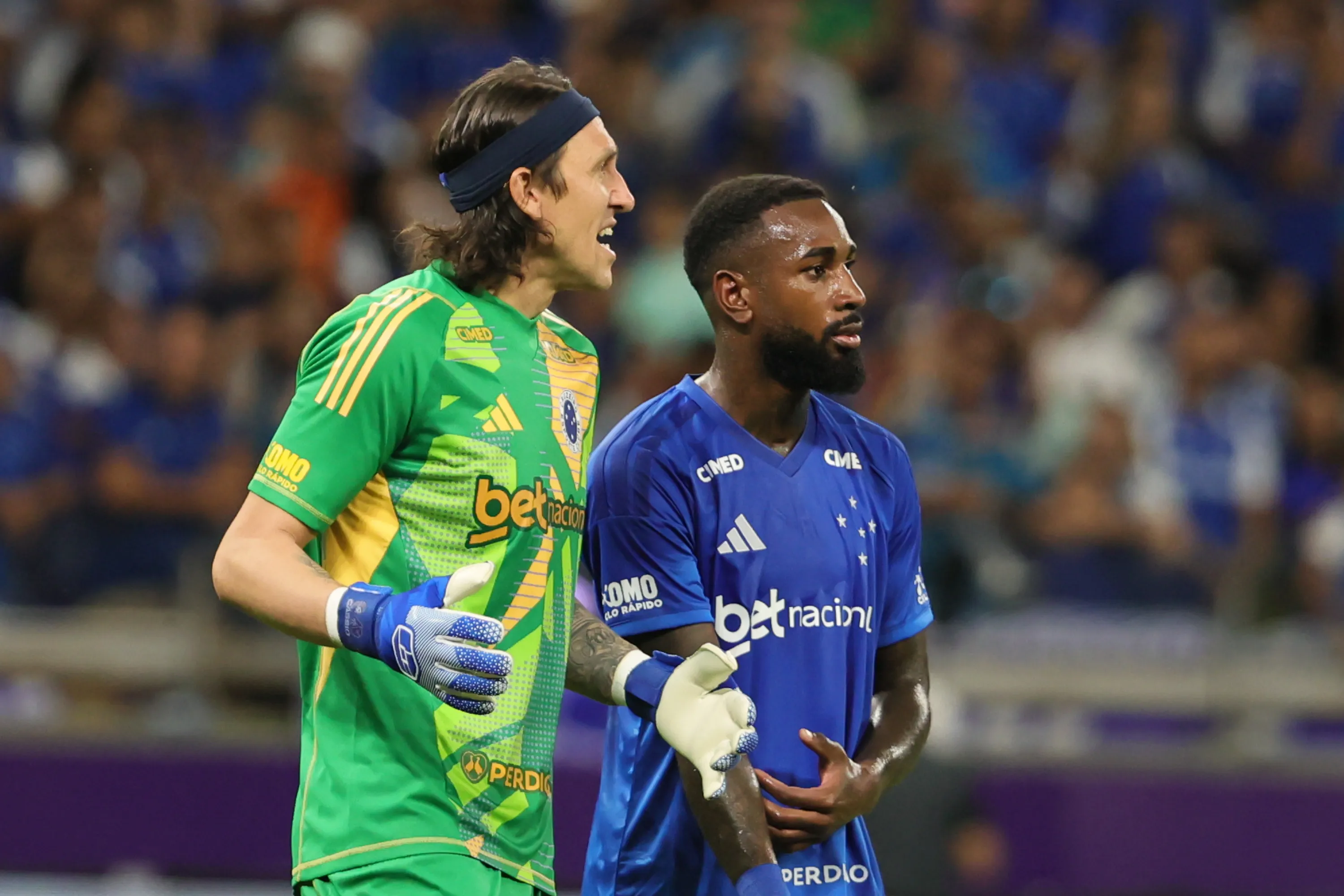 Gerson jogador do Cruzeiro conversa com Cassio durante partida contra o Pouso Alegre no estadio Mineirao pelo campeonato Mineiro 2026. Foto: Gilson Lobo/AGIF