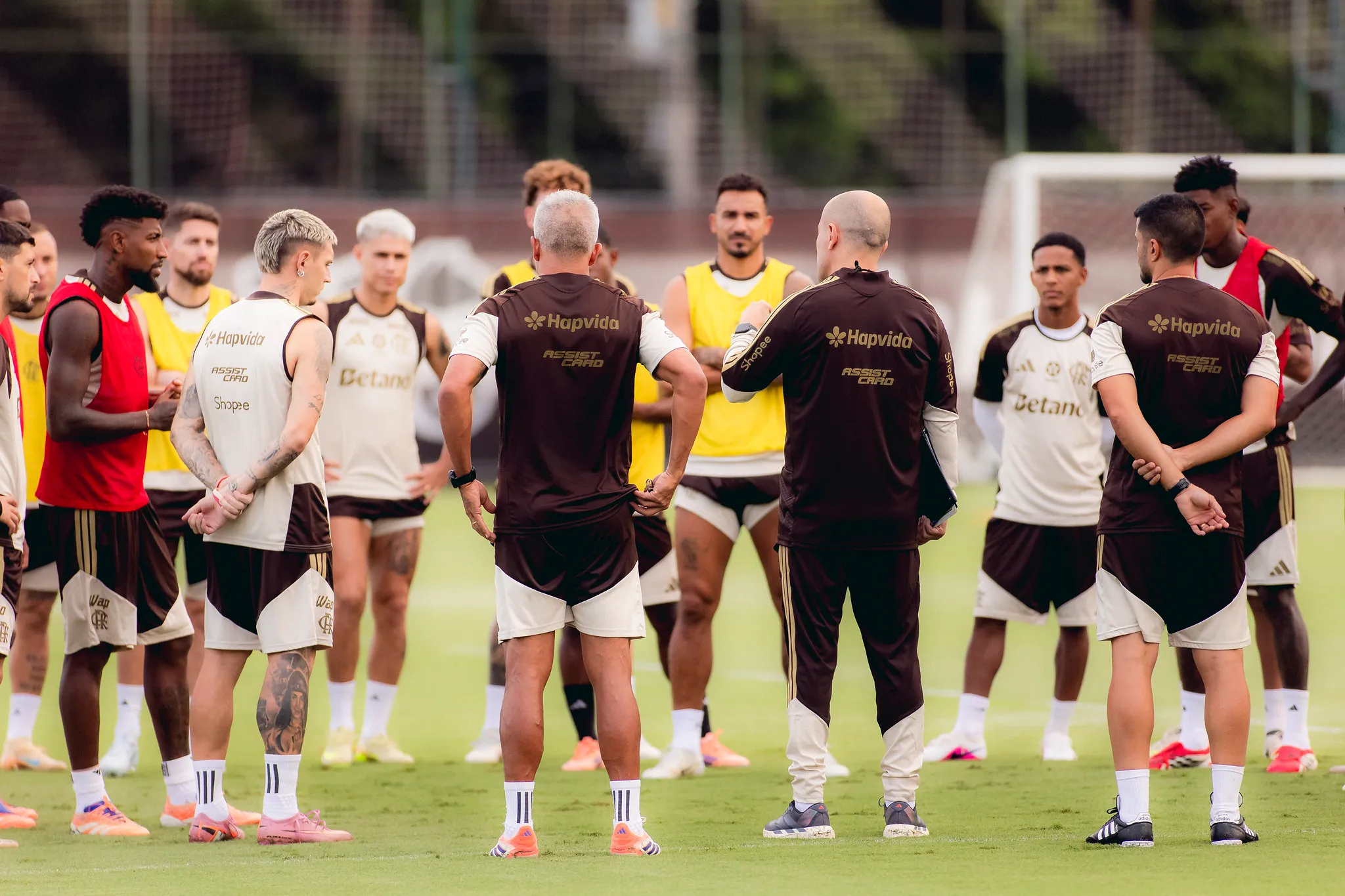 Leonardo Jardim tem conversa a sós com jogadores do Flamengo em primeiro treino. Foto: Adriano Fontes/Flamengo