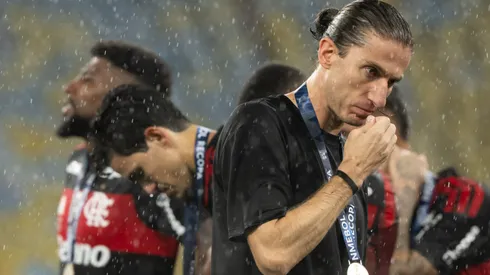Saída de Filipe Luís promove racha entre jogadores e diretoria do Flamengo.