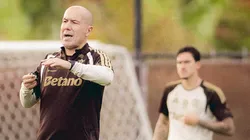 Leonardo Jardim durante primeiro treino no CT Ninho do Urubu e Pedro ao fundo da imagem - Foto: Adriano Fontes/Flamengo