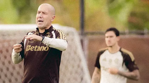 Leonardo Jardim durante primeiro treino no CT Ninho do Urubu e Pedro ao fundo da imagem –
Foto: Adriano Fontes/Flamengo