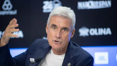 – Luis Castro fala aos jornalista durante sua apresentacao oficial como tecnico do Gremio em coletiva de imprensa realizada no Arena do Gremio.