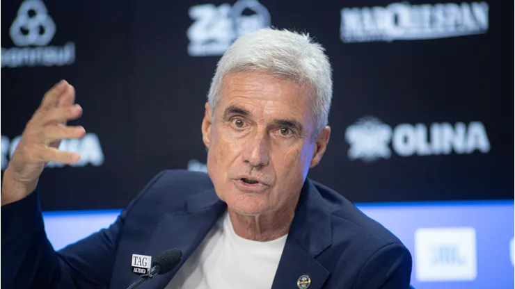 - Luis Castro fala aos jornalista durante sua apresentacao oficial como tecnico do Gremio em coletiva de imprensa realizada no Arena do Gremio.