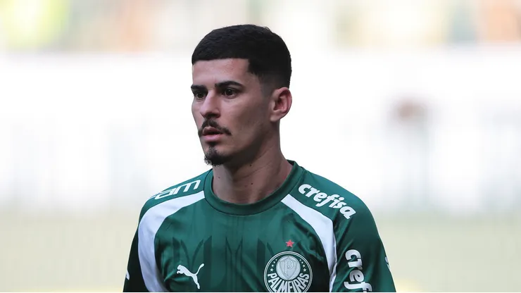 — Rômulo com a camisa do Palmeiras durante aquecimento