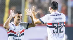 Ferraresi e Alisson jogadores do São Paulo, comemoram seu gol com jogadores do seu time durante partida contra o Vitória no estádio Barradão pelo Campeonato Brasileiro A 2024.