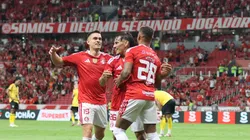 Ataque do Inter comemorando gol no Beira-Rio