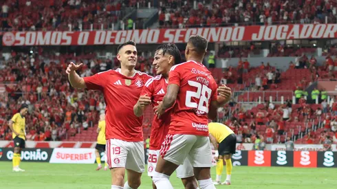 Ataque do Inter comemorando gol no Beira-Rio
