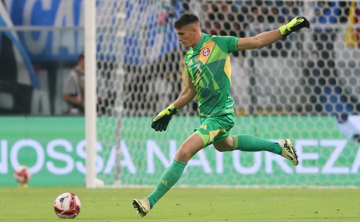 Internacional nega oferta do River Plate por Rochet, a pedido do técnico Eduardo Coudet