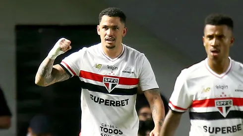 SP – SANTOS – 03/12/2025 – BRASILEIRO A 2025, SAO PAULO X INTERNACIONAL – Luciano jogador do Sao Paulo comemora seu gol durante partida contra o Internacional no estadio Vila Belmiro pelo campeonato Brasileiro A 2025. Foto: Mauricio De Souza/AGIF
