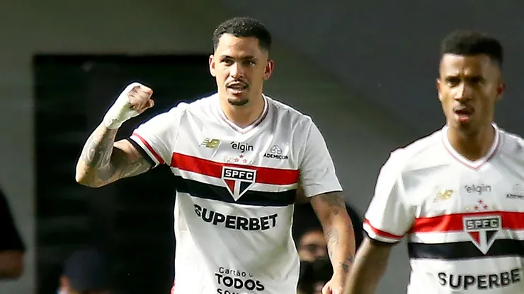 SP - SANTOS - 03/12/2025 - BRASILEIRO A 2025, SAO PAULO X INTERNACIONAL - Luciano jogador do Sao Paulo comemora seu gol durante partida contra o Internacional no estadio Vila Belmiro pelo campeonato Brasileiro A 2025. Foto: Mauricio De Souza/AGIF