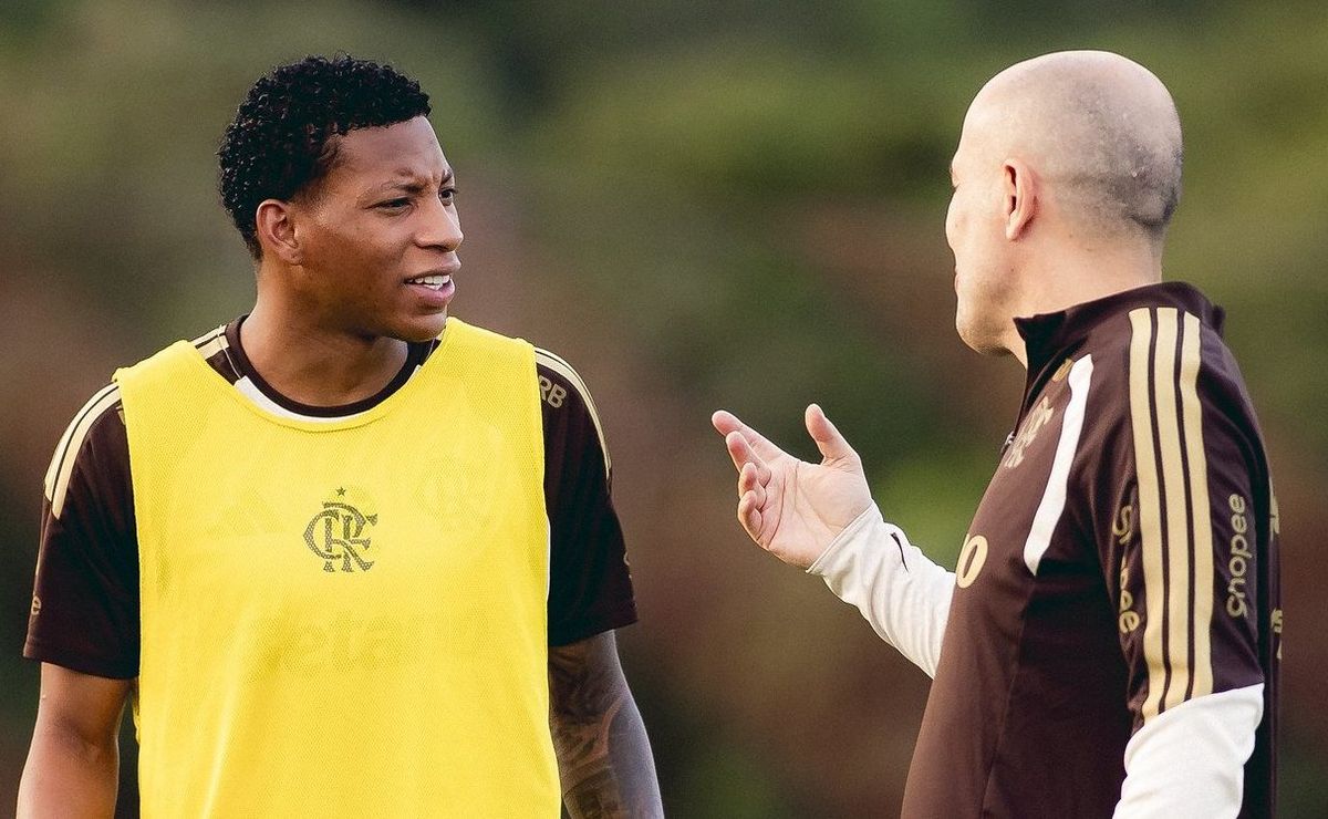 Leonardo Jardim tem conversa ao pé do ouvido com Gonzalo Plata logo no primeiro treino no CT do Flamengo