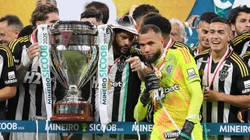 Hulk e Everson durante a conquista do Campeonato Mineiro 2025. Foto: Gilson Lobo/AGIF