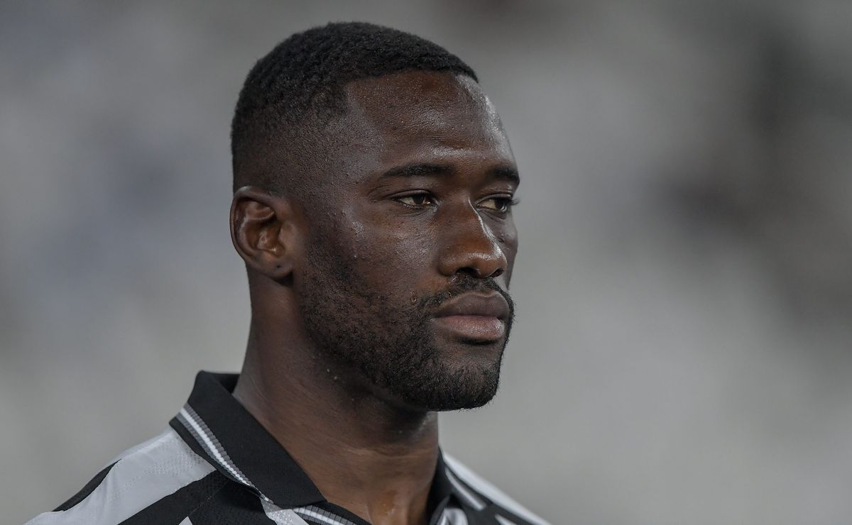 Bastos se destaca no Botafogo e engata sequência de cinco jogos seguidos como titular