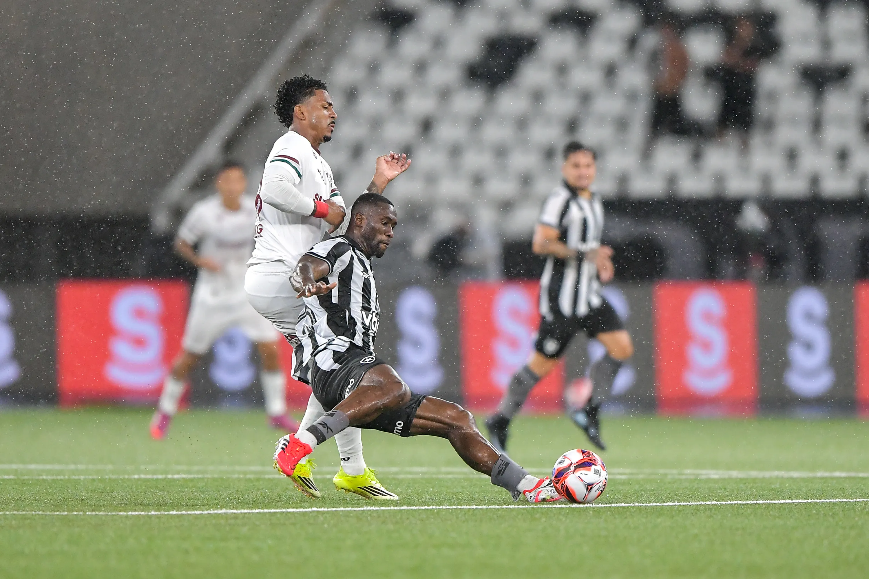 Bastos durante partida pelo Botafogo. Foto: Thiago Ribeiro/AGIF