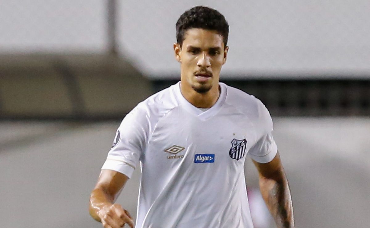 Lucas Veríssimo mal foi anunciado no Santos e Vojvoda já pede nova contratação para Alexandre Mattos
