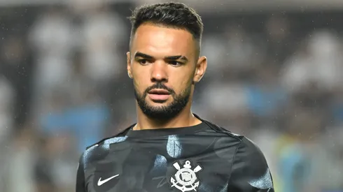 Raniele jogador do Corinthians durante aquecimento antes da partida contra o Santos no estadio Vila Belmiro pelo campeonato Brasileiro A 2025.