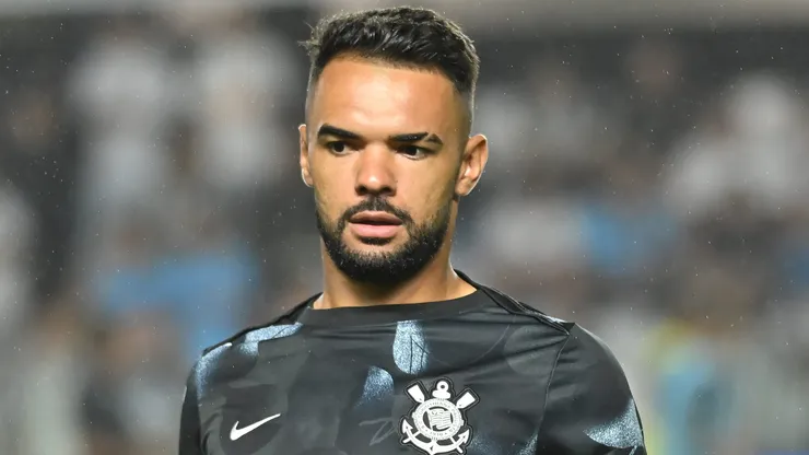 Raniele jogador do Corinthians durante aquecimento antes da partida contra o Santos no estadio Vila Belmiro pelo campeonato Brasileiro A 2025.