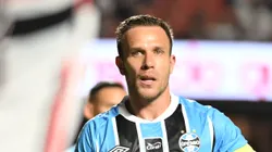 Arthur Melo em campo com a camisa gremista.