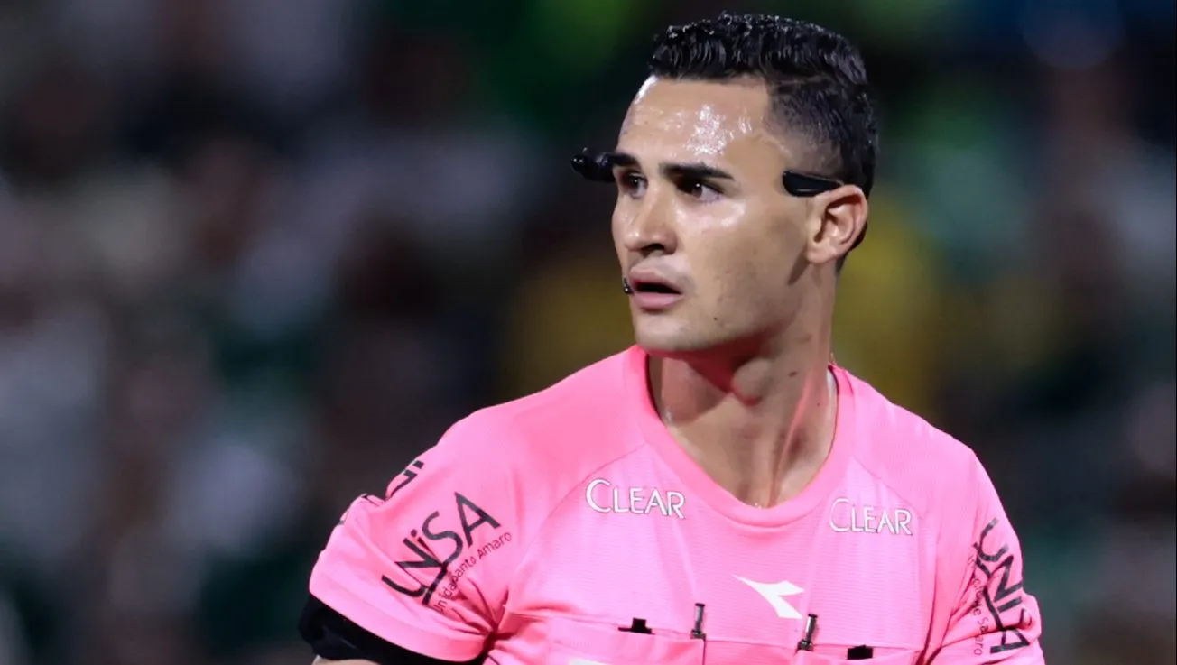 Arbitragem recebeu críticas - Foto: Marcello Zambrana/AGIF.