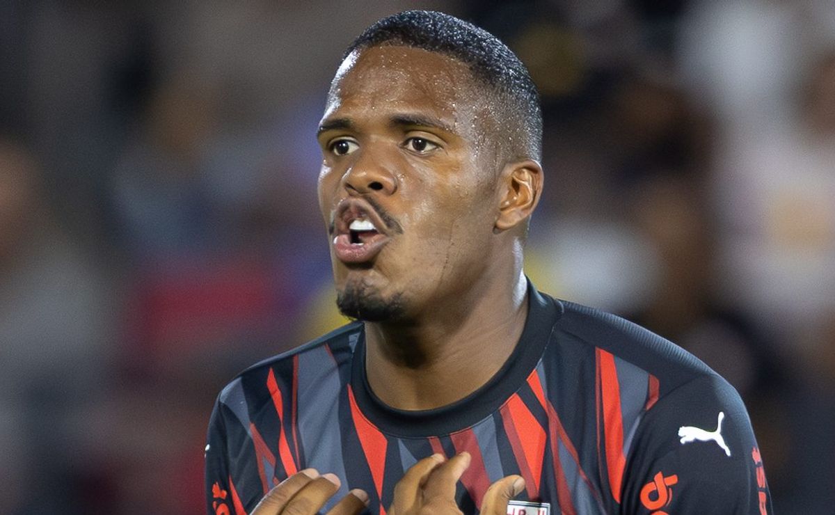 Gustavo Marques é suspenso por 12 jogos por fala machista contra a árbitra Daiane Muniz