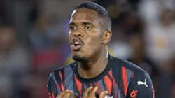 Gustavo Marques jogador do Bragantino lamenta falta marcada durante partida contra o Atletico-MG no estadio Cicero De Souza Marques pelo campeonato Brasileiro A 2025.