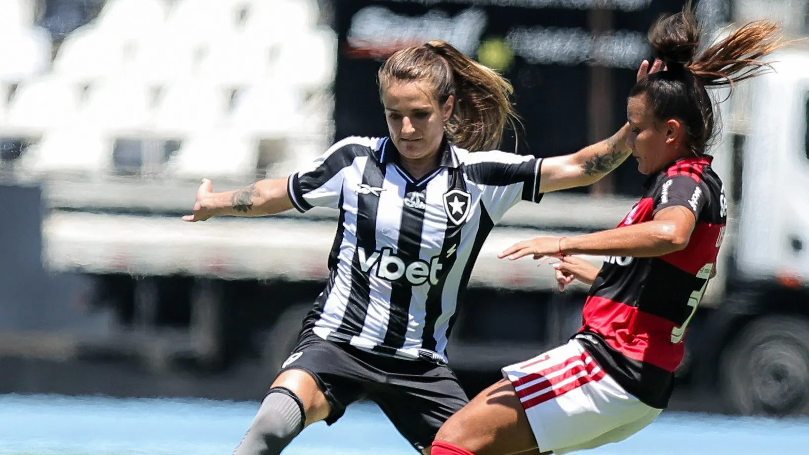 Jogadoras do Botafogo e Flamengo na Copa Rio Feminina