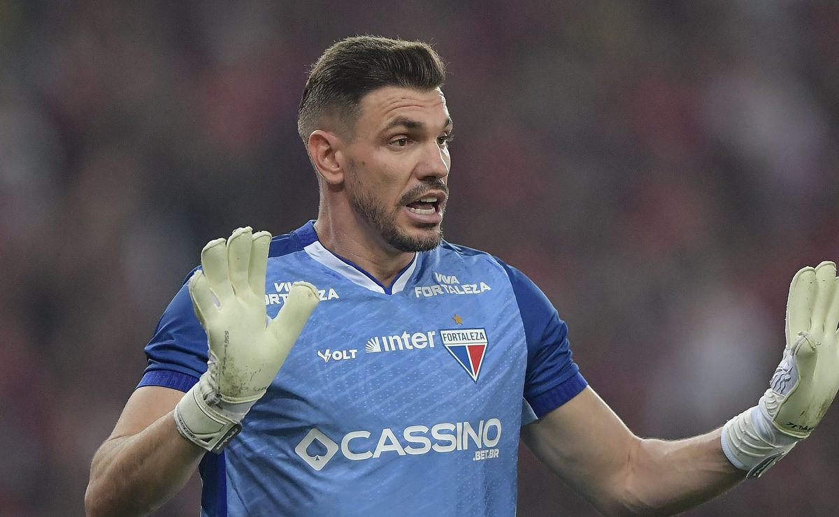 João Ricardo foi reprovado em exames feitos no Corinthians e todos os laudos são exigidos pelo Fortaleza