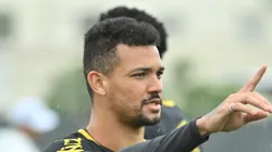 Zé Ivaldo em campo com a camisa do Peixe.