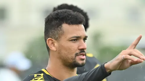 Zé Ivaldo em campo com a camisa do Peixe.