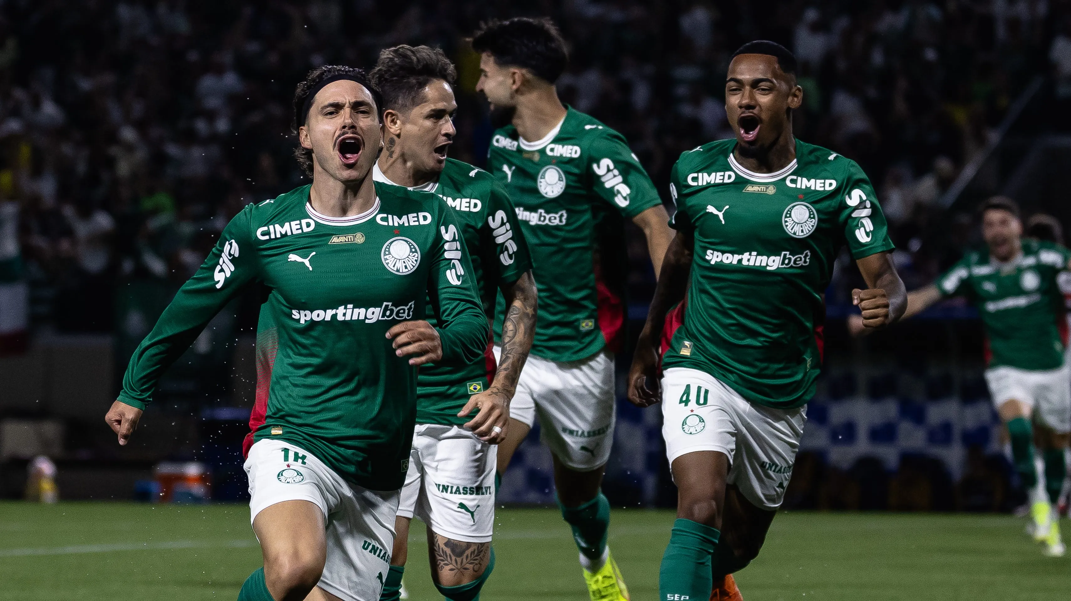 Mauricio jogador do Palmeiras comemora seu gol com jogadores do seu time durante partida contra o Sao Paulo no estadio Arena Barueri pelo campeonato Paulista 2026. Foto: Ettore Chiereguini/AGIF
