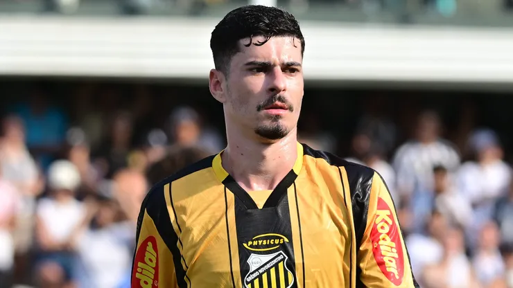Rômulo jogador do Novorizontino durante partida contra o Santos no estadio Vila Belmiro pelo campeonato Paulista 2026. Foto: Jota Erre/AGIF