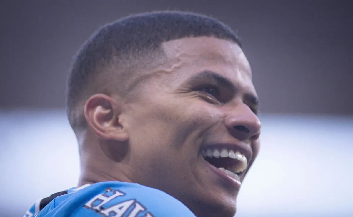 Enamorado reflete sobre a importância do Gre-Nal e demonstra seu compromisso com o Grêmio