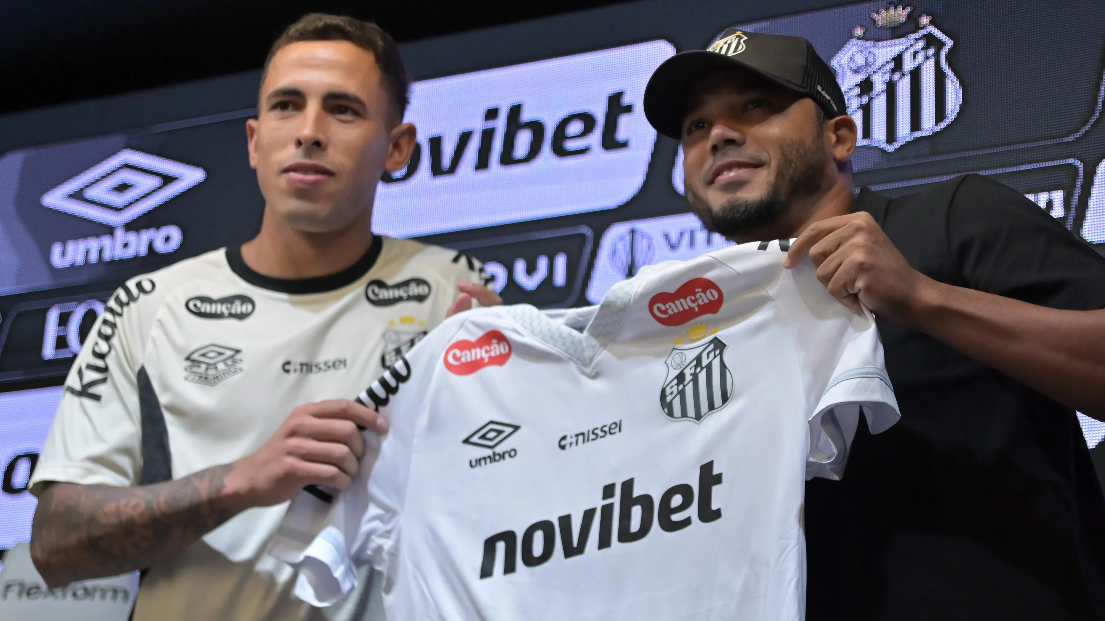 Christian Oliva durante sua apresentacao oficial como jogador do Santos em coletiva de imprensa realizada no Vila Belmiro. Foto: Jota Erre/AGIF