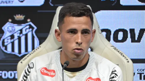 Christian Oliva durante sua apresentacao oficial como jogador do Santos em coletiva de imprensa realizada no Vila Belmiro. Foto: Jota Erre/AGIF