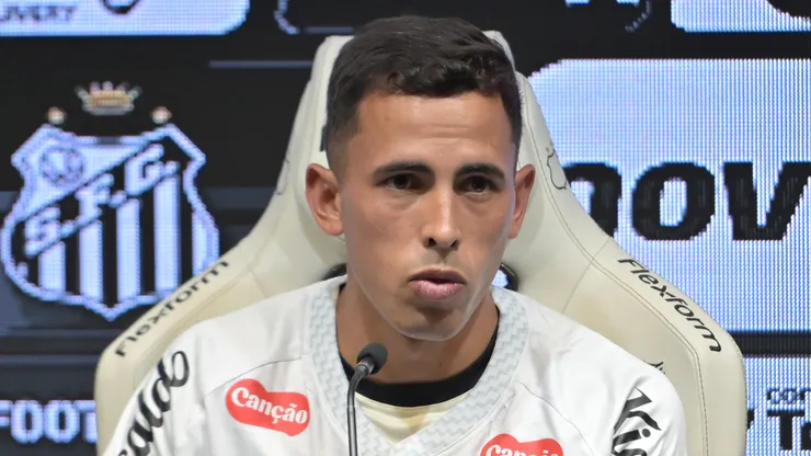Christian Oliva durante sua apresentacao oficial como jogador do Santos em coletiva de imprensa realizada no Vila Belmiro. Foto: Jota Erre/AGIF
